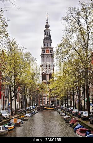 Kirche und Boote liegen entlang des Kanals in Amsterdam, Holland. Amsterdam Zentrum, Kanal Groenburgwal mit Kirche Zuiderkerk. Stockfoto