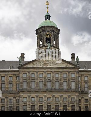Königspalast am Dam-Platz in Amsterdam, Niederlande. Das Gebäude wurde 1648-1665 im Stil des ursprünglichen niederländischen Klassizismus der XVI. Erbaut Stockfoto