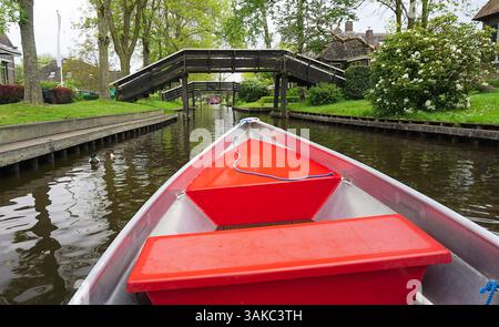 Giethoorn Dorfszene. Blick auf die Landschaft des berühmten Giethoorn Dorfes mit Kanälen und rustikalen Strohdachhäusern auf dem Bauernhof. Stockfoto
