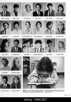 Dieses Jahrbuch 1988 für die St. Louis Park High School zeigt Schüler, Lehrer, Vereine, Leichtathletik und andere Veranstaltungen aus dem akademischen Jahr 1987-1988. Es erfasst die Aktivitäten und Erfahrungen, die das Schuljahr definiert haben. Stockfoto