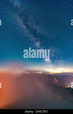 Milchstraße über Bergkette in der Ferne, Blick aus großer Höhe Stockfoto