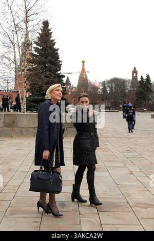 24. März 2017 – Moskau, Russland – Anführer der Front National und Präsidentschaftskandidatin Marine Le Pen, links, führt mit einem Reiseleiter durch den Kreml, bevor er sich am 24. März 2017 in Moskau, Russland, mit dem russischen Präsidenten trifft. (Bild: © Alexei Druzhinin/Planet Pix via ZUMA Wire) Stockfoto