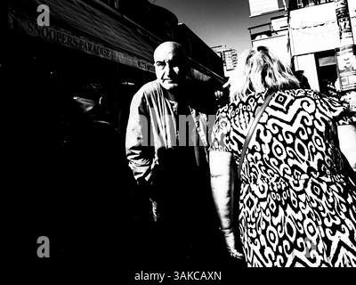 Menschen auf den Straßen von Brighton, England, Großbritannien für den Marathon 2025 an einem sonnigen Tag. Stockfoto