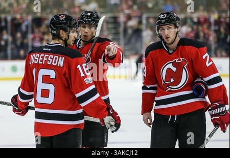 6. April 2017: New Jersey Devils Right Wing Beau Bennett (8) New Jersey Devils Center Jacob Josefson (16) und New Jersey Devils Right Wing Stefan Noesen (23) sprechen im Rahmen eines NHL-Spiels zwischen den Pittsburgh Penguins und den New Jersey Devils im Prudential Center in Newark, NJ Mike Langish/Cal Sport Media. (Kreditbild: &Copy; Mike Langish/CSM via ZUMA Wire) Stockfoto