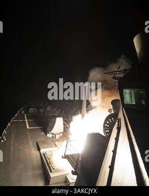 7. April 2017 - Mittelmeer - die US-Navy Arleigh-Burke-Klasse-Lenkraketenzerstörer USS Ross startet Tomahawk-Kreuzfahrtraketen auf dem Luftwaffenstützpunkt Shayrat in Syrien am 7. April 2017 im Mittelmeer. Der Start von 59 Langstreckenraketen auf dem Luftwaffenstützpunkt war eine Reaktion darauf, dass Syrien chemische Waffen gegen das Dorf Khan Sheikhun einsetzte. (Kreditbild: © Robert S. Price/USA Marineblau/ZUMA Wire/ZUMAPRESS.com) Stockfoto