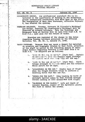 Ein wöchentliches Bulletin von 1946, das für Mitarbeiter der Minneapolis Public Library bestimmt ist und interne Updates und Ankündigungen enthält. Stockfoto