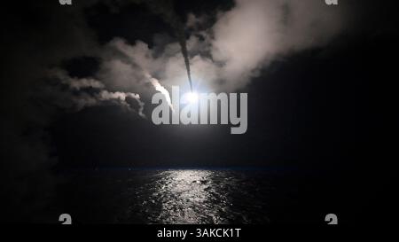7. April 2017: USS Porter, auf See: Der Arleigh-Burke-Klasse-Raketenzerstörer USS Porter startet Tomahawk-Kreuzfahrtraketen auf dem Shayrat-Luftwaffenstützpunkt im Mittelmeer. Der Start von 59 Langstreckenraketen auf dem Luftwaffenstützpunkt war eine Reaktion darauf, dass Syrien chemische Waffen gegen das Dorf Khan Sheikhun einsetzte. (Abbildung: © MCS 3rd Class Ford Williams/USA Marineblau/ZUMA Wire/ZUMAPRESS.com) Stockfoto