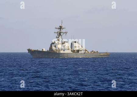 7. April 2017: Die USS Ross nahm ihren normalen Betrieb nach dem nächtlichen Start von Tomahawk-Kreuzfahrtraketen auf dem syrischen Luftwaffenstützpunkt Shayrat am 7. April 2017 im Mittelmeer wieder auf. Der Start von 59 Langstreckenraketen auf dem Luftwaffenstützpunkt war eine Reaktion darauf, dass Syrien chemische Waffen gegen das Dorf Khan Sheikhun einsetzte. (Abbildung: © MCS 3rd Class Ford Williams/USA Navy Via ZUMA Wire) Stockfoto