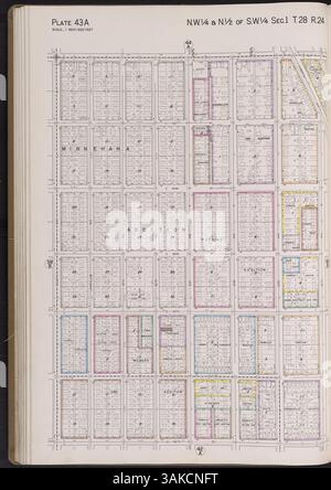 Dieser atlas umfasst detaillierte Übersichten über Minneapolis-Grundstücke und hebt Straßenbahnen und Buslinien, Eisenbahnen, Parks und Versorgungseinrichtungen wie Kanalisation und Wasserleitungen hervor. Sie bietet auch Luftaufnahmen, Landnutzungskarten und Grenzen für Stadtplanung und -Entwicklung. Stockfoto