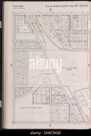 Der Minneapolis Atlas 1940 enthält detaillierte Grundstücksuntersuchungen und Karten, die Straßen, Parks, Transportwege und Versorgungsunternehmen hervorheben. Es enthält auch einen Index zu Unterteilungen und Landnutzungsmustern, der das Wachstum und die Infrastruktur der Stadt zu dieser Zeit dokumentiert. Stockfoto