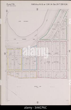 Dieser atlas von Minneapolis 1940 bietet eine vollständige Reihe von Vermessungen und Grundstücksflächen, mit Streckenabschnitten, Eisenbahnen, Straßenbahn- und Buslinien, Parks, Gebäuden, Kanalisation, Wasserleitungen, Luftaufnahmen, Landnutzungskarten und ein Verzeichnis der Unterteilungen und Ergänzungen. Stockfoto