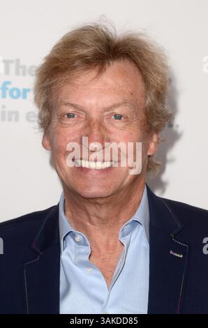 April 2017 - Beverly Hills, CA, USA - LOS ANGELES - 23. APR: Nigel Lythgoe bei den 30. Gypsy Awards der Professional Dancers Society im Beverly Hilton Hotel am 23. April 2017 in Beverly Hills, CA (Credit Image: © hPa/Newscom via ZUMA Press) Stockfoto