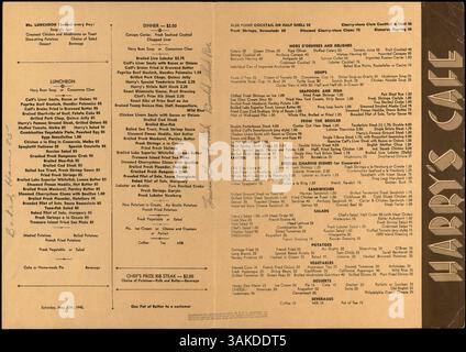 Die Speisekarte von Harry's Cafe ist zweifach gefaltet und zeigt eine Skizze von außen. Das Angebot umfasst Vorspeisen, Suppen, Meeresfrüchte, Steaks, Sandwiches, Salate, Kartoffeln, Gemüse und Desserts zum Mittag- und Abendessen. Stockfoto
