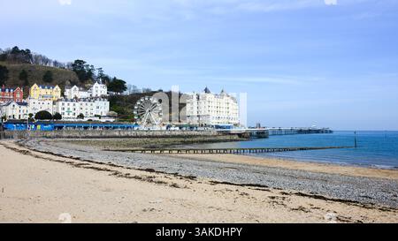 Llandudno, Wales, Großbritannien - 20. März 2025; Llandudno North Shore Beach mit Blick auf das Grand Hotel und den Pier Stockfoto