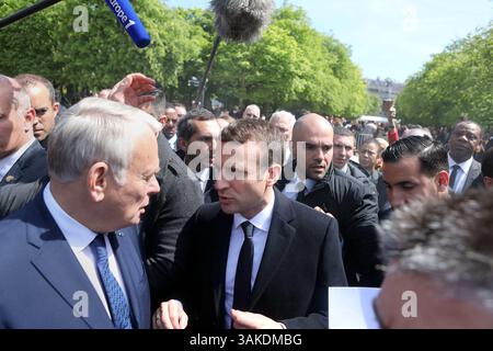 10. Mai 2017: Paris, FRANKREICH - der designierte französische Präsident Emmanuel Macron unterhält sich am 10. Mai 2017 mit dem ehemaligen Premierminister Jean-Marc Ayrault (L) im Jardin du Luxembourg in Paris. Macron wird nächsten Sonntag als Staatsoberhaupt vereidigt. (Bild: © Maya Vidon-White via ZUMA Wire) Stockfoto