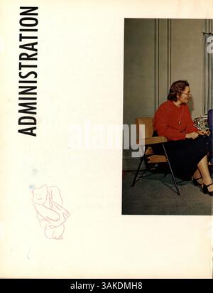 Das Jahrbuch „Tatler“ des Northrop Collegiate 1956 beleuchtet die akademischen und außerschulischen Aktivitäten der Schülerschaft, einschließlich Lehrkörper, Sport, Vereine und Veranstaltungen aus dem Schuljahr 1955-1956. Stockfoto