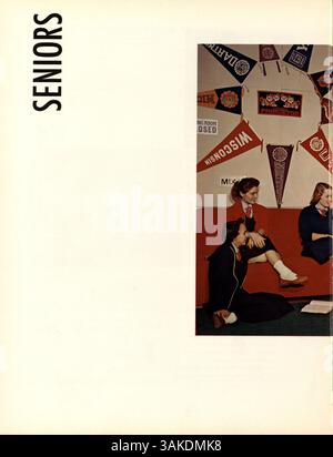 Das Jahrbuch „Tatler“ 1956 von Northrop Collegiate zeigt die vielfältigen Aktivitäten von Schülern, Lehrkräften, Sportmannschaften und Schulveranstaltungen und spiegelt das Schuljahr 1955-1956 wider. Stockfoto