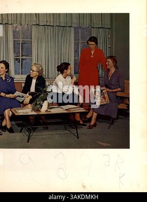 Diese Ausgabe des Jahrbuchs „Tatler“ aus dem Jahr 1956 erfasst die Schüler, Lehrer, Vereine, Leichtathletik und bedeutende Veranstaltungen am Northrop Collegiate im akademischen Jahr 1955-1956. Stockfoto