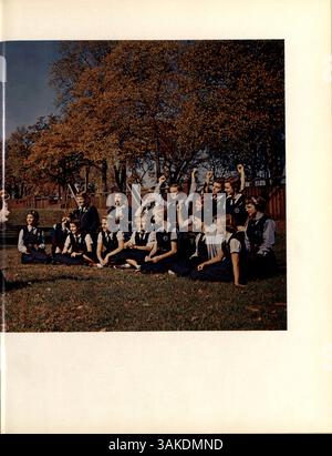 Das Jahrbuch „Tatler“ 1956 der Northrop Collegiate School dokumentiert die Ereignisse, Erfolge und Aktivitäten des Schuljahres mit Schwerpunkt auf Schülern, Lehrern, Vereinen, Leichtathletik, und Schulgeist. Stockfoto