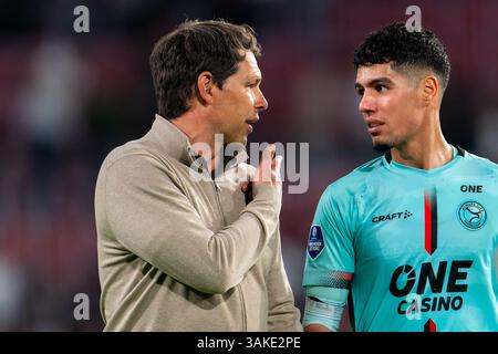 Eindhoven, Niederlande. April 2025. EINDHOVEN, NIEDERLANDE - 12. APRIL: Trainer Jeroen Rijsdijk vom Almere City FC tritt am 12. April 2025 im Philips Stadion in Eindhoven (Niederlande) mit Anas Tahiri vom Almere City FC zusammen. (Foto von Joris Verwijst/Orange Pictures) Credit: Orange Pics BV/Alamy Live News Stockfoto