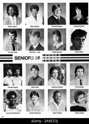 Diese Ausgabe des Jahrbuchs „Polaris 1986“ der North High School dokumentiert das Schuljahr 1985-1986 und zeigt Schüler, Lehrer, Leichtathletik, Clubs, und Schulveranstaltungen. Stockfoto