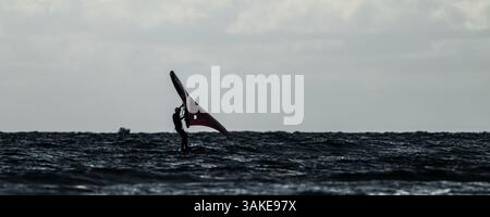 Person flügelt an einem windigen Tag Stockfoto