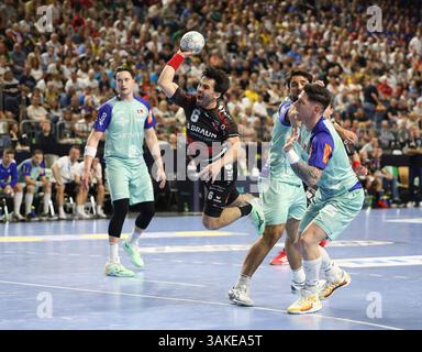 Köln, Deutschland. April 2025. V.l. Robert Timmermeister (HBW Balingen-Weilstetten #19), Erik Balenciaga (MT Melsungen #06), Max Santos (HBW Balingen-Weilstetten #14), Csaba Leimeter (HBW Balingen-Weilstetten #05) MT Melsungen vs. HBW Balingen-Weilstetten, Handball, DHB Pokal, Halbfinale 2, Spielzeit 2024/2025, 12.04.2025 Foto: Eibner-Pressefoto/Thomas Stoecker Credit: dpa/Alamy Live News Stockfoto