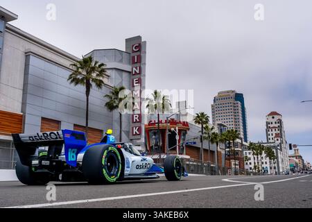 Long Beach, CA, USA. April 2025. Der Fahrer DER NTT INDYCAR-SERIE, RINUS VEEKAY (18) (NLD) aus Hoofddorp, Niederlande, qualifiziert sich für den Acura Grand Prix von Long Beach in den Straßen von Long Beach in Long Beach, CA. (Credit Image: © Walter G. Arce Sr./ASP via ZUMA Press Wire) NUR für REDAKTIONELLE VERWENDUNG! Nicht für kommerzielle ZWECKE! Stockfoto