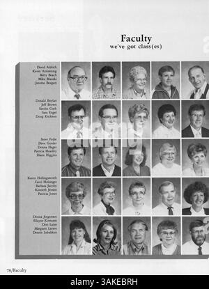 „A Touch of Class“, das Jahrbuch der Orono High School aus dem Jahr 1987, fasst die Höhepunkte des Schülerlebens, der akademischen Leistungen, der Leichtathletik und der gesellschaftlichen Ereignisse im Schuljahr 1986-1987 zusammen. Stockfoto