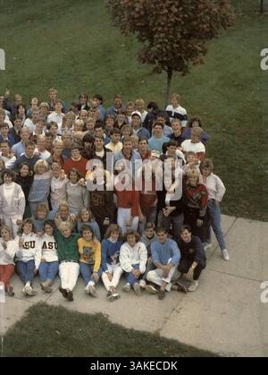 Das Jahrbuch „A Touch of Class“ der Orono High School dokumentiert wichtige akademische, sportliche und außerschulische Ereignisse aus dem Schuljahr 1986-1987. Stockfoto