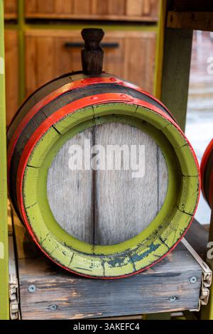 Holzfässer mit weiß- und Rotwein österreichischer Balsamico-Essig aus lokalen Trauben auf dem Markt in Wien, Österreich, Nahaufnahme Stockfoto