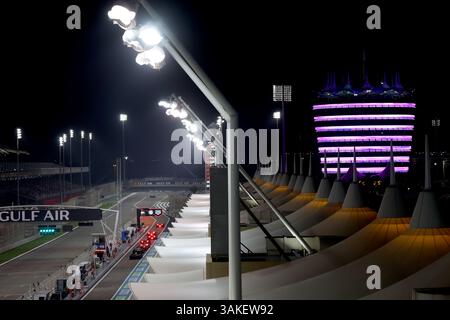 Sakhir, Bahrain. April 2025. Fahrzeuge am Ende der Boxengasse während des Qualifyings. 12.04.2025. Formel-1-Weltmeisterschaft, Rd 4, Grand Prix Von Bahrain, Sakhir, Bahrain, Qualifizierender Tag. Das Foto sollte lauten: XPB/Alamy Live News. Stockfoto