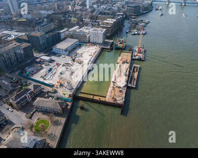 Blick aus der Vogelperspektive auf die Tower Bridge, die Themse und die Londoner Baustelle Stockfoto
