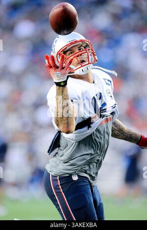 19. April 2017 - AKTENFOTO - der ehemalige New England Patriots Tight End Aaron Hernandez erhängte sich am frühen Mittwoch in seiner Gefängniszelle, während er eine lebenslange Haftstrafe ohne Bewährung verbüßte. IM BILD: 1. August 2012: Foxborough Massachusetts, USA: New England Patriots Tight End AARON HERNANDEZ macht einen einhändigen Fang während des Trainings im Stadion Gillette Stadium. (Kreditbild: © Eric Canha/Cal Sport Media/ZUMAPRESS.com) Stockfoto