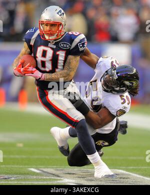 19. April 2017 - AKTENFOTO - der ehemalige New England Patriots Tight End Aaron Hernandez erhängte sich am frühen Mittwoch in seiner Gefängniszelle, während er eine lebenslange Haftstrafe ohne Bewährung verbüßte. IM BILD: 22. Januar 2012: Foxborough, Maryland, USA, Baltimore Ravens Inside Linebacker DANNELL ELLERBE stürzt sich in der ersten Hälfte der AFC Championship gegen die New England Patriots Tight End AARON HERNANDEZ. (Bild: © Doug Kapustin/TNS/ZUMAPRESS.com) Stockfoto