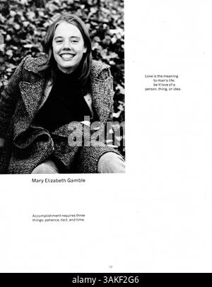Das Jahrbuch Tatler 1973 von Northrop Collegiate erfasst die wichtigsten Momente des Schuljahres 1972-1973, darunter Schüleraktivitäten, Lehrkräfte, Leichtathletik und Vereinsveranstaltungen. Das Jahrbuch beleuchtet die afroamerikanische Geschichte und kulturelle Beiträge in dieser Zeit. Stockfoto