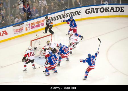 4. Mai 2017: Nick Holden (22) feiert zusammen mit Jesper Fast (19), nachdem er 41 im vierten Spiel der zweiten Runde der Eastern Conference Playoffs zwischen den New York Rangers und den Ottawa Senators im Madison Square Garden in Manhattan ein Tor geschossen hat. Obligatorischer Kredit: Kostas Lymperopoulos/CSM (Kredit-Bild: &Copy; Kostas Lymperopoulos/CSM via ZUMA Wire) Stockfoto