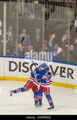 4. Mai 2017: Nick Holden (22) feiert zusammen mit Jesper Fast (19), nachdem er 41 im vierten Spiel der zweiten Runde der Eastern Conference Playoffs zwischen den New York Rangers und den Ottawa Senators im Madison Square Garden in Manhattan ein Tor geschossen hat. Obligatorischer Kredit: Kostas Lymperopoulos/CSM (Kredit-Bild: &Copy; Kostas Lymperopoulos/CSM via ZUMA Wire) Stockfoto