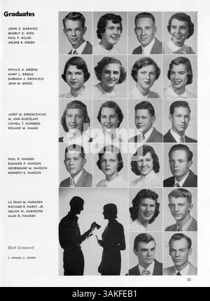 „Hesperian“ 1951, das Jahrbuch der West High School, fasst die wichtigsten Ereignisse und Errungenschaften des akademischen Jahres 1950-1951 zusammen und dokumentiert die Schüler, Lehrkräfte, Sportmannschaften und andere Schulaktivitäten, die das Schuljahr ausmachten. Stockfoto