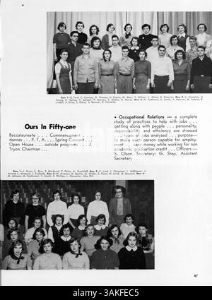 Das Hesperian Jahrbuch 51 von der West High School fängt das Wesen des Schuljahres 1950-1951 ein. Es handelt sich um Schüler, Lehrer, Leichtathletik, Clubs, und Schulveranstaltungen. Stockfoto