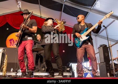 5. Mai 2017: New Orleans, Lousiana, USA S – BONEY JAMES während des New Orleans Jazz & Heritage Festivals in New Orleans, Louisiana (Kreditbild: © Daniel DeSlover via ZUMA Wire) Stockfoto