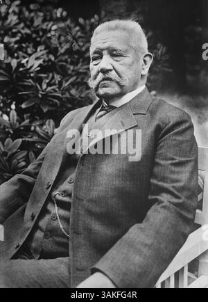 6. Mai 2017 - FOTO - die Hindenburg-Katastrophe ereignete sich am 6. Mai 1937, als das deutsche Passagierluftschiff LZ 129 Hindenburg in Brand geriet und bei seinem Versuch, mit seinem Anlegemast an der Marineflugstation Lakehurst in Manchester Township, New Jersey, USA, zerstört wurde. Von den 97 Personen an Bord (36 Passagiere und 61 Besatzungsmitglieder) gab es 35 Tote (13 Passagiere und 22 Besatzungsmitglieder). Ein Arbeiter am Boden wurde ebenfalls getötet, was die Zahl der Todesopfer auf 36 erhöhte. Im Bild: Paul von Hindenburg, Bundespräsident, Portrait, Bain News Service, Mai 1927 (Credit Image: © Circa Images Stockfoto