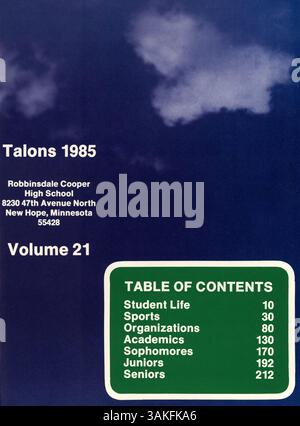 Talons, das Jahrbuch 1985 der Robbinsdale Cooper High School, bietet einen Überblick über das Jahr 1984-1985 der Schule und behandelt Schüleraktivitäten, Höhepunkte der Fakultät und Sportereignisse. Stockfoto
