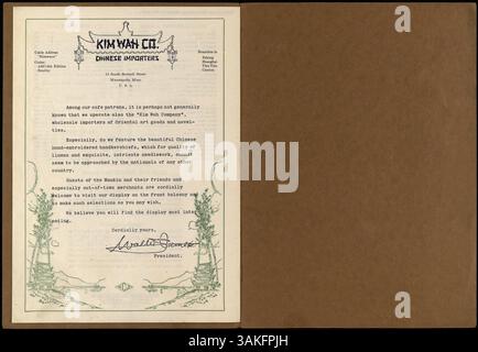 Dieses 12-seitige Menü des Restaurants Nankin zeigt eine Pagode auf dem Cover und listet verschiedene chinesische und amerikanische Gerichte, Getränke, Eis, Hauptgerichte und Beilagen auf. Stockfoto