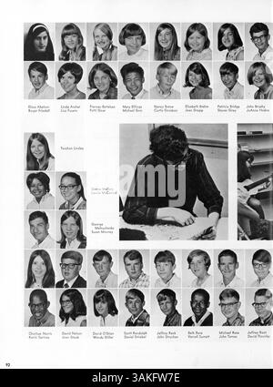 Bisbila 68, das 1968 University High Yearbook, dokumentiert das Schuljahr 1967-1968 und hebt die Leistungen der Schüler, Vereine, Sportarten und afroamerikanische Beiträge zur Schulgemeinschaft hervor. Stockfoto