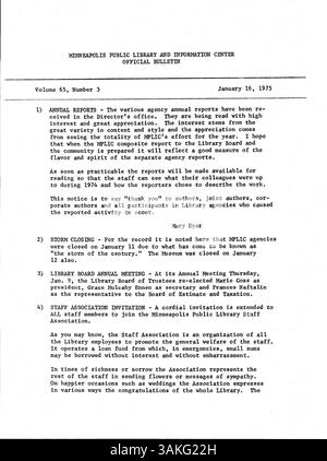Dieses offizielle wöchentliche Bulletin, datiert 1975, wurde an Mitarbeiter der Minneapolis Public Library verteilt und enthielt aktuelle Informationen über den Betrieb der Bibliothek, Ankündigungen und Mitarbeiternachrichten. Stockfoto