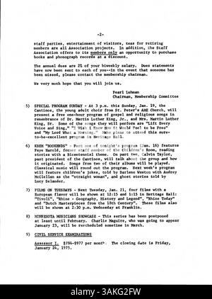 Ein wöchentliches Bulletin, das 1975 an Mitarbeiter der Minneapolis Public Library verteilt wurde, enthält Neuigkeiten, Updates und Ankündigungen für den Bibliotheksbetrieb und die Mitarbeiterbindung. Stockfoto