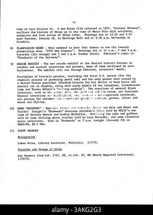 Dieses Bulletin, das 1975 wöchentlich an das Bibliothekspersonal verteilt wurde, enthielt Updates zu Veranstaltungen, Mitarbeiternachrichten und Betriebsankündigungen, die für die Mitarbeiter der Minneapolis Public Library unerlässlich sind. Stockfoto