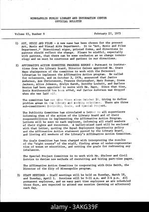 Das offizielle Bulletin der Minneapolis Public Library für 1975 wurde wöchentlich an die Mitarbeiter verteilt und enthielt aktuelle Informationen über Bibliotheksaktivitäten, Mitarbeiternachrichten und Betriebsabläufe. Stockfoto
