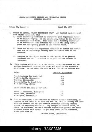 Das Bulletin der Minneapolis Public Library 1975 wurde wöchentlich an die Mitarbeiter verteilt und enthielt Updates zu Dienstleistungen, Mitarbeiteraktivitäten und Betriebsnachrichten. Stockfoto